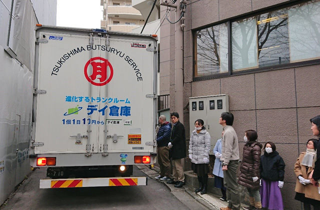 トラックが到着する様子う