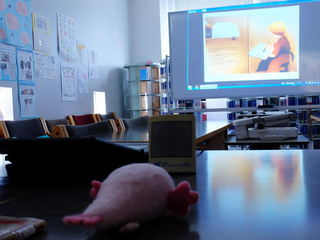 朗読会の様子を上映中