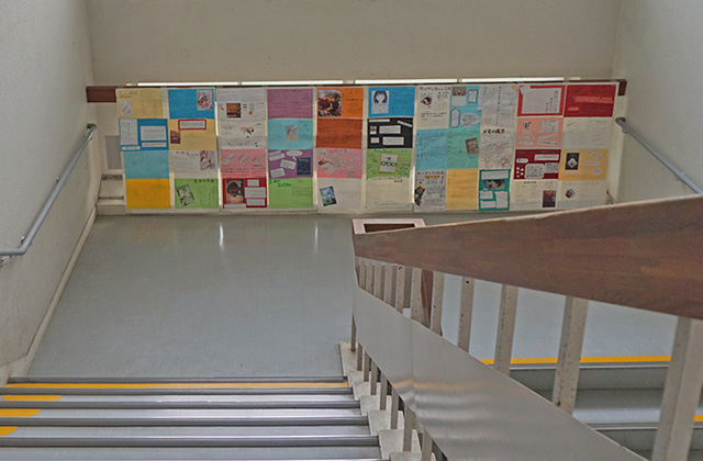 階段の踊り場にポスターが掲示されている様子
